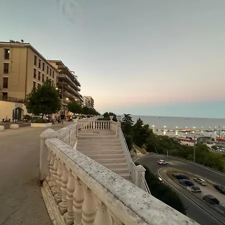 Dietro L'angolo